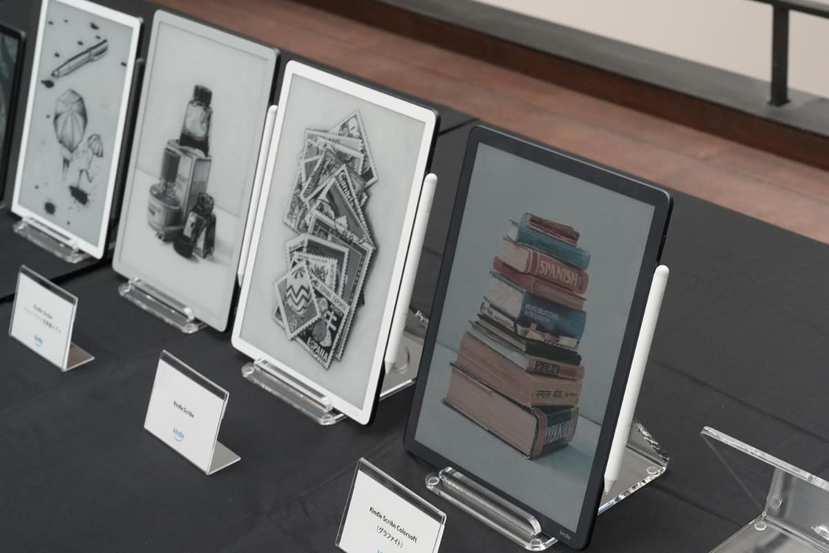 右からKindle Scribe Colorsoft、Kindle Scribe、Kindle Scribeフロントライト非搭載モデル。一番左は従来のKindle Scribe