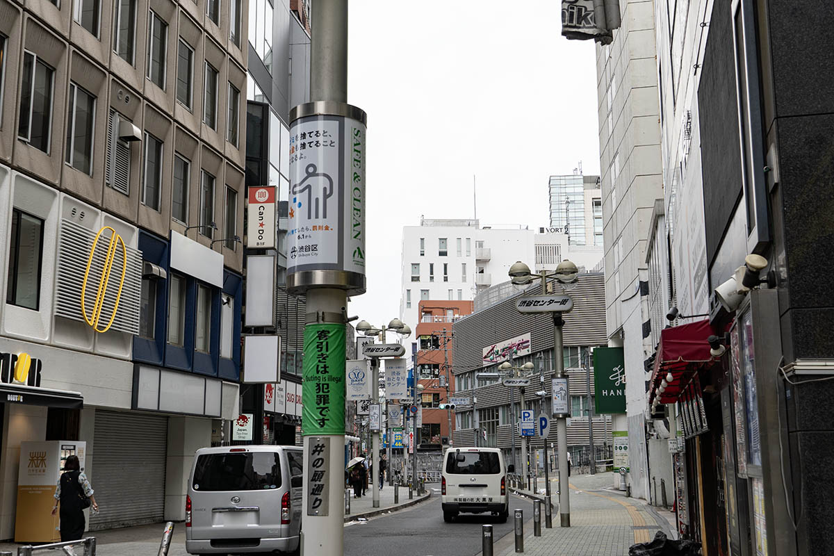 渋谷方面からは、井の頭通りのハンズ前を直進して右手側