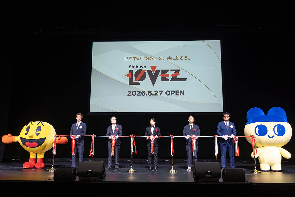 オープニングイベントではテープカットが執り行なわれた。左から、パックマン、伍賀一統氏、渋谷区商店会連合会 会長 大西賢治氏、西川貴教さん、長谷部健 渋谷区長、桃井信彦氏、まめっち