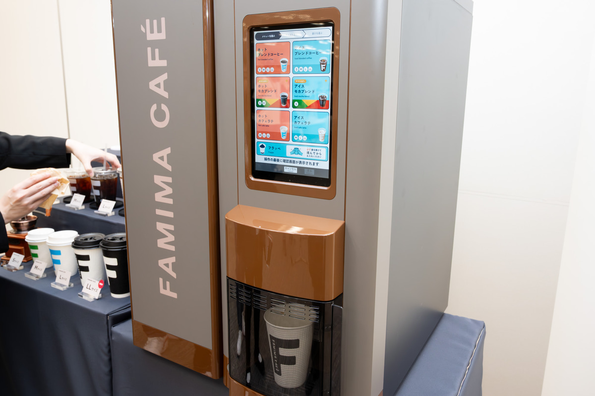 FAMIMA CAFEの新型コーヒーマシン(発表会での展示)