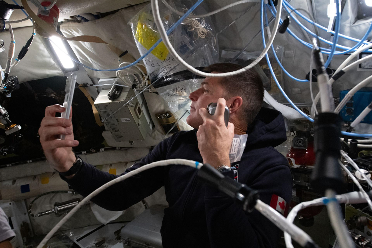 シェーバーを使用中のジェレミー・ハンセン宇宙飛行士(Image Credit: NASA)