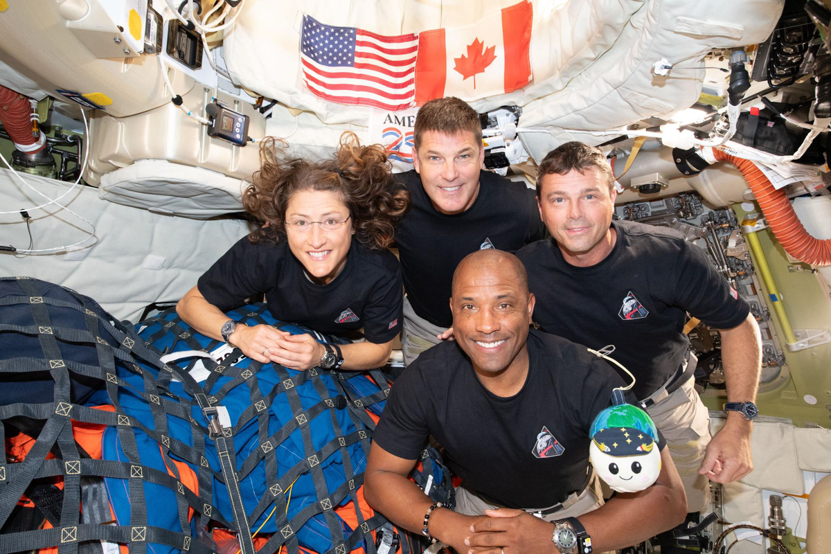 帰還を前にした4名の宇宙飛行士。左から時計回りに、ミッションスペシャリストのクリスティーナ・コック宇宙飛行士、ジェレミー・ハンセン宇宙飛行士、リード・ワイズマン船長、パイロットのビクター・グローバー宇宙飛行士。無重力インジケーターの「ライズ」も共に映っている(Image Credit: NASA)