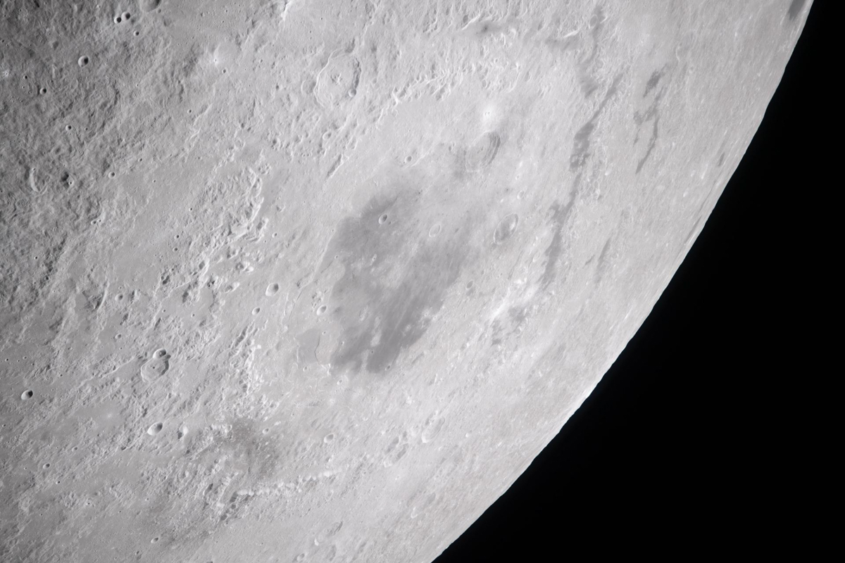 オリエンターレ盆地を中心とした月面(Image Credit: NASA)