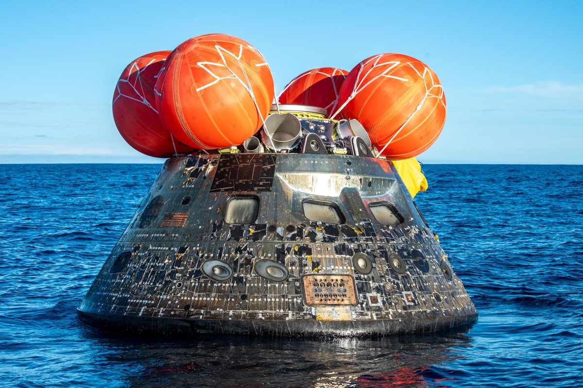 太平洋に着水したオリオン宇宙船「インテグリティ」の機体(Image Credit: NASA/Kevin Davis)