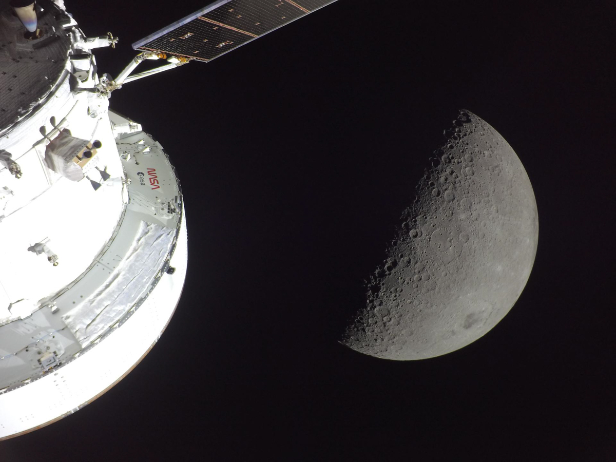 月とオリオン宇宙船の船体(Image Credit: NASA)