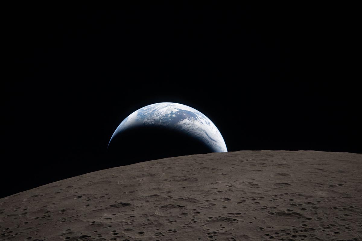 月をフライバイした際に、オリオン宇宙船の窓から撮影された地球の沈みゆく様子。見えている地域はオーストラリアとオセアニア(Image Credit: NASA)