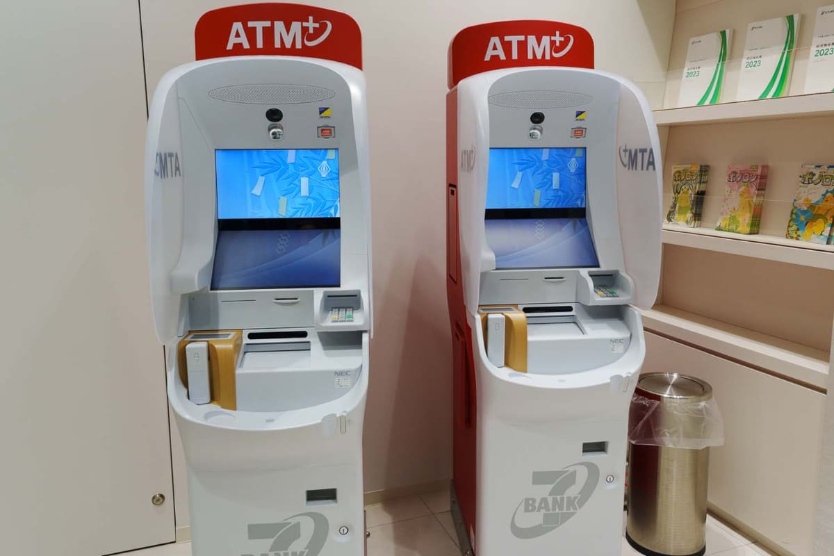 ちなみにこちらがセブン銀行ATM。カラーリングとセブン銀行のロゴぐらいが違い