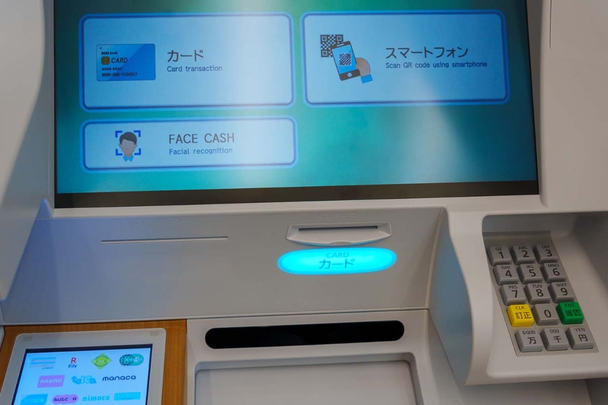 次の操作を光で示すというUIもセブン銀行ATMと同じ