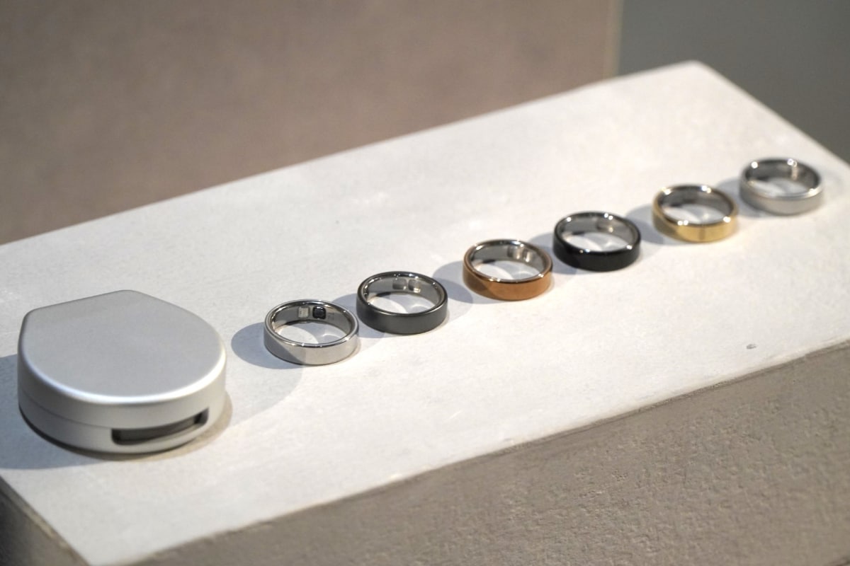 Oura Ring 5と持ち運び用の充電ケース(別売り)