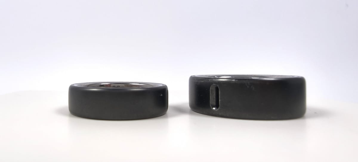 左、Oura Ring 5、右がOura Ring 4。いずれも8号サイズ