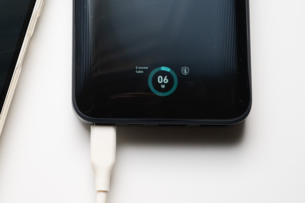 ディスプレイ搭載で出力が分かります。左上に表示されている「E-marker Cable」は高出力対応ケーブルが装着されていることを示しており、USB PDで出力100W以上に対応するUSB Type-Cケーブルに必須の内蔵ICチップを判別しています