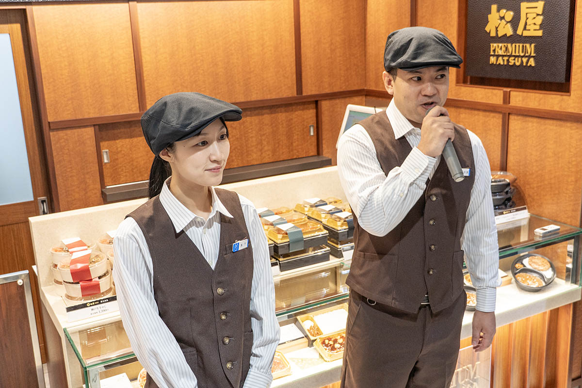 松屋PREMIUMの説明をする松屋フーズ 事業推進部 中食・外販企画グループ チーフスタッフ 木村萌氏(左)、同グループ 松屋PREMIUM 店長 佐々木玄氏(右)