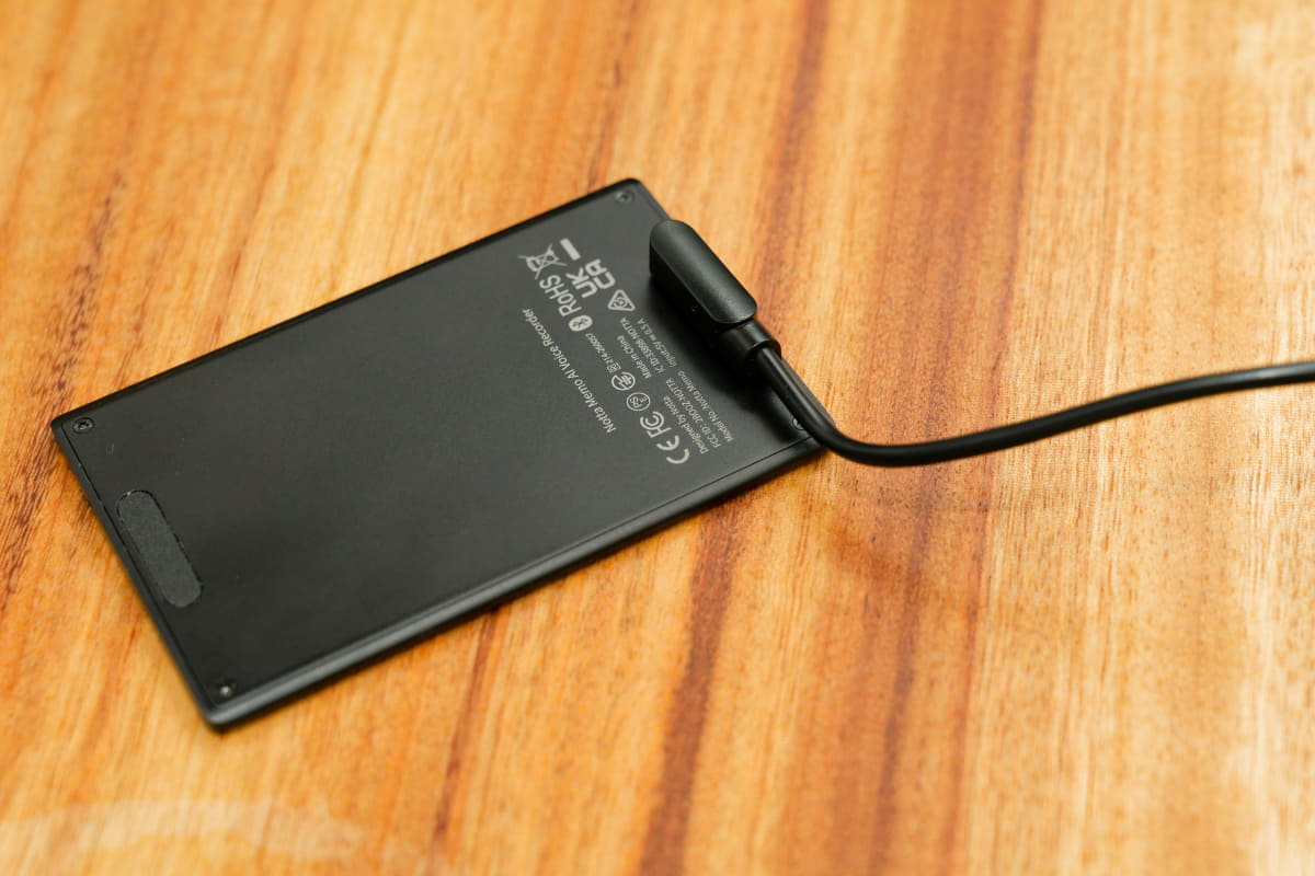 専用マグネットケーブルで充電するスタイル