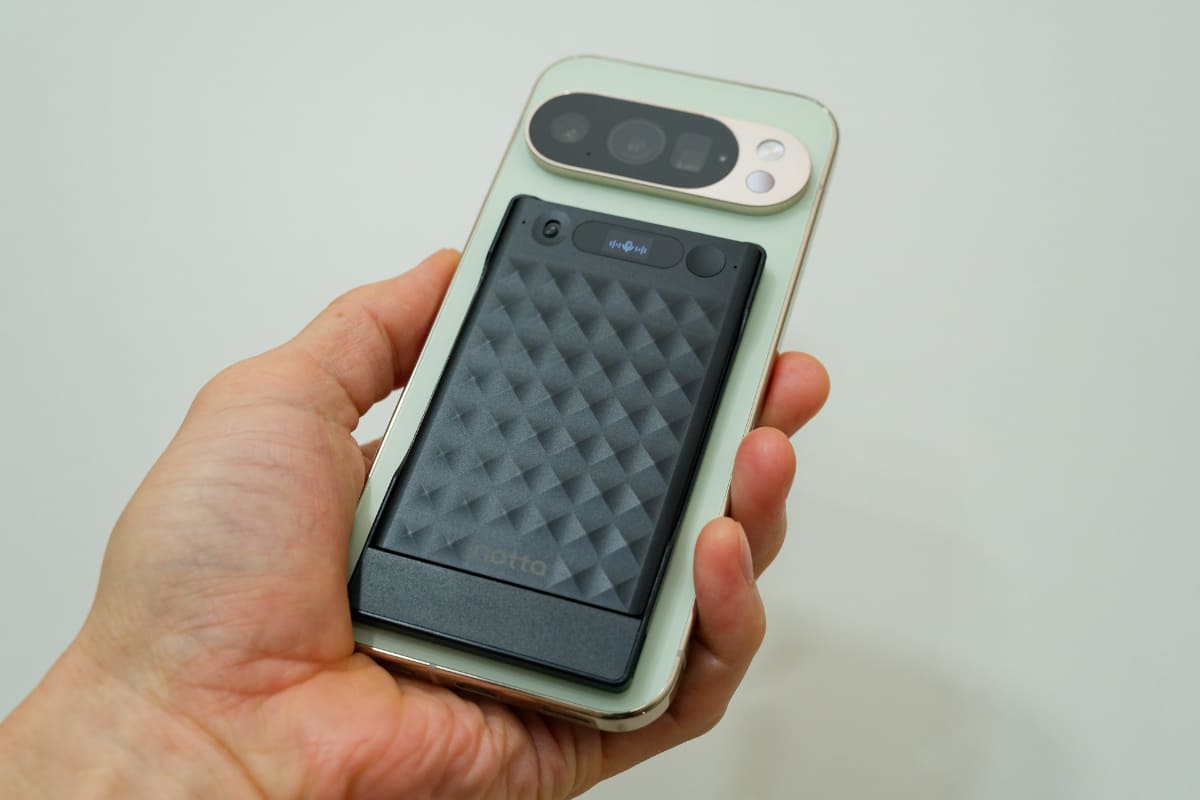 マグネット対応のスマホなら背面に簡単に貼り付けられる