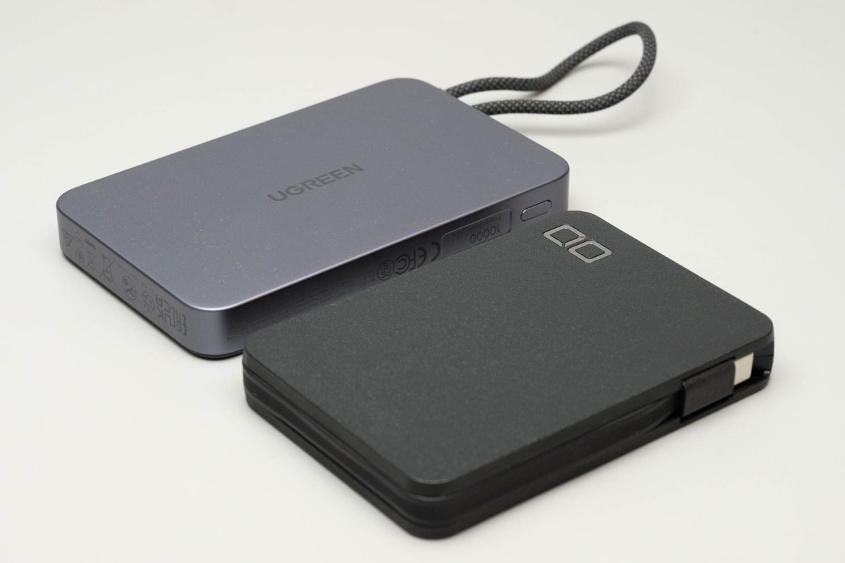 手前は半固体電池を採用したモバイルバッテリー。大きさは従来のリチウムイオン電池採用製品とほぼ変わりません