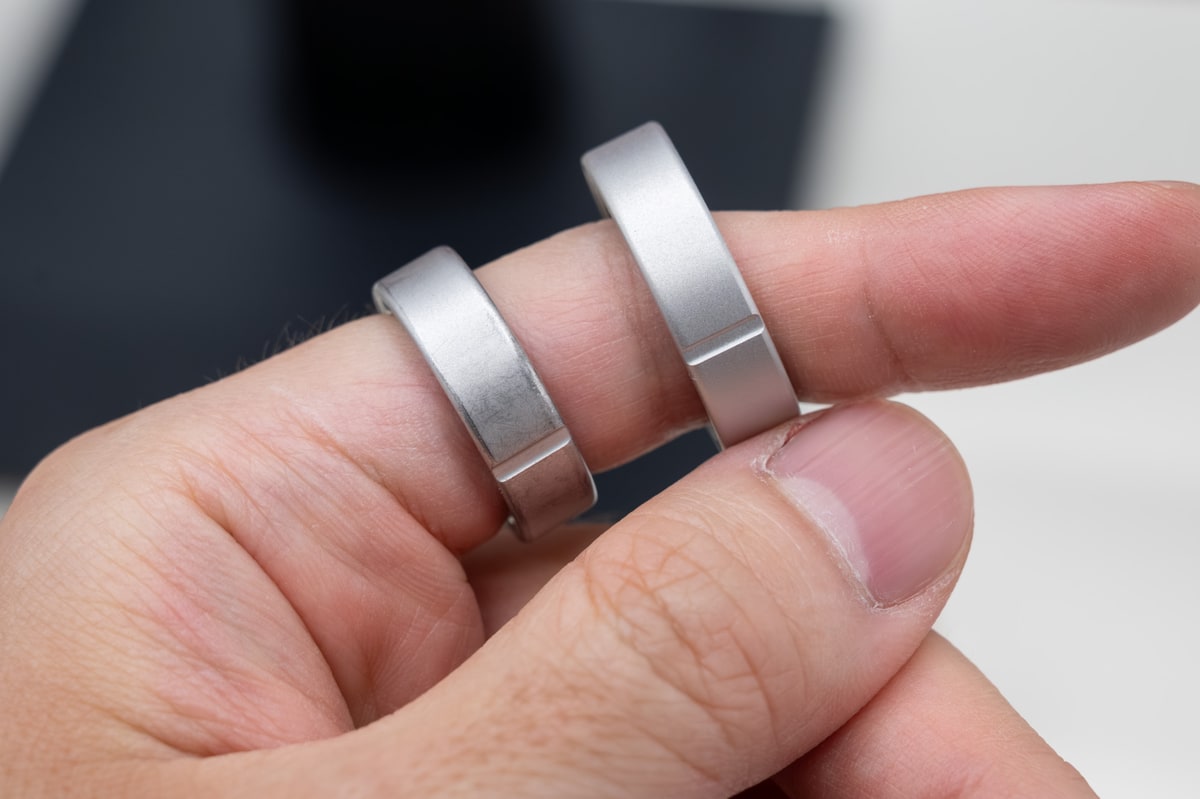 「SOXAI RING 2」(左)と「からだメイト Ring」(右)