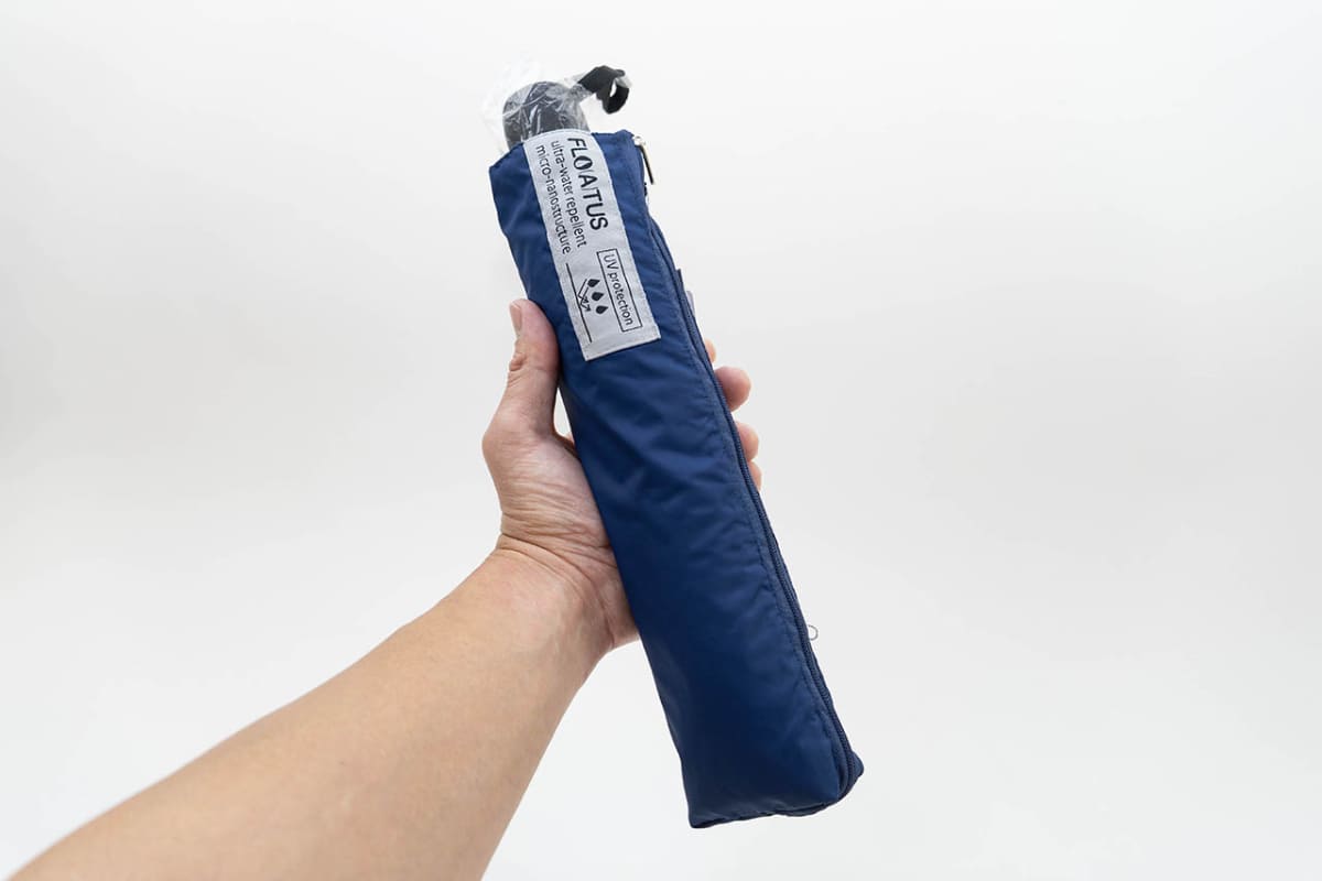 収納時の長さは約30cm。重さは約370g。折りたたむとスリムでファスナー付きのカバーも使いやすい