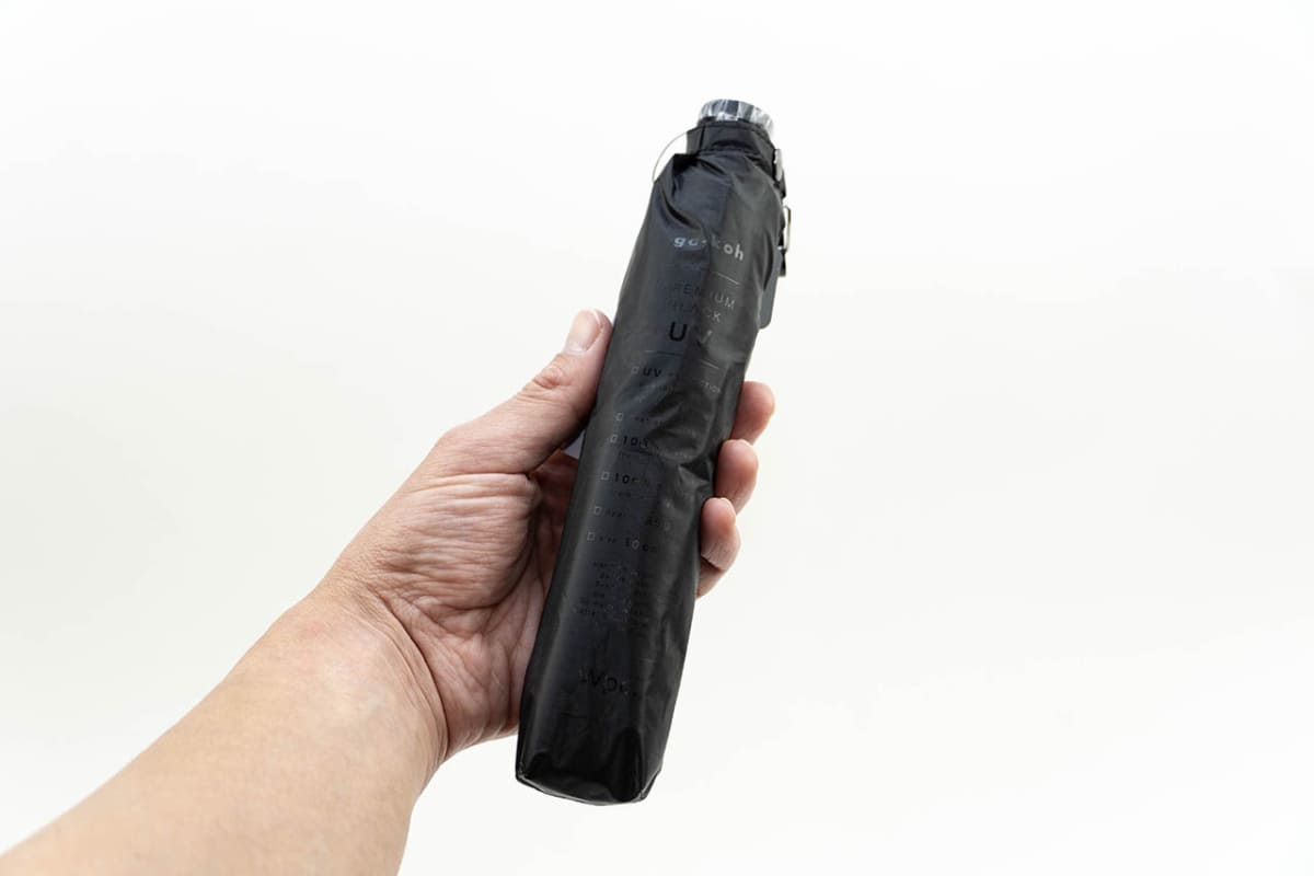 重さは約85g(収納袋含めて約92g)。たたむと約21×5cm(長さ×幅)でバッグに入れてもジャマにならない