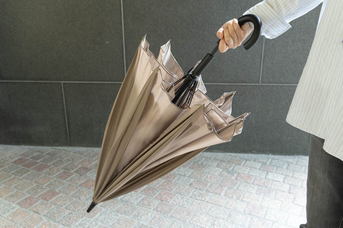閉じるときは乾燥用ストッパーで一度止まる仕組み。中開きの状態で固定できるので傘に残った水滴を乾かすことができる