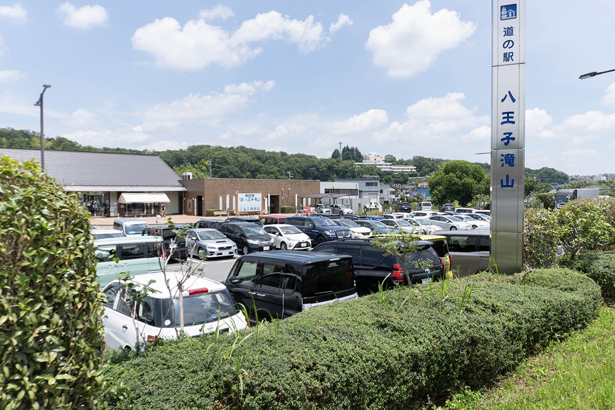 隣接する道の駅の駐車場は満車で入場待ちが発生していた