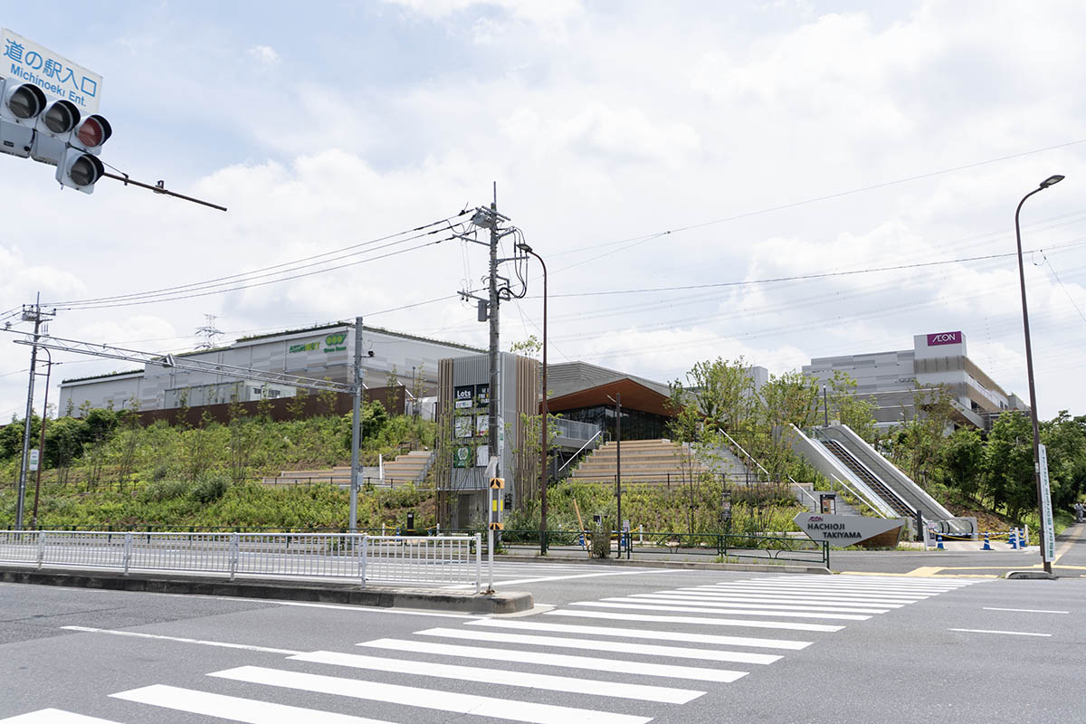 道の駅の前から見たイオン八王子滝山