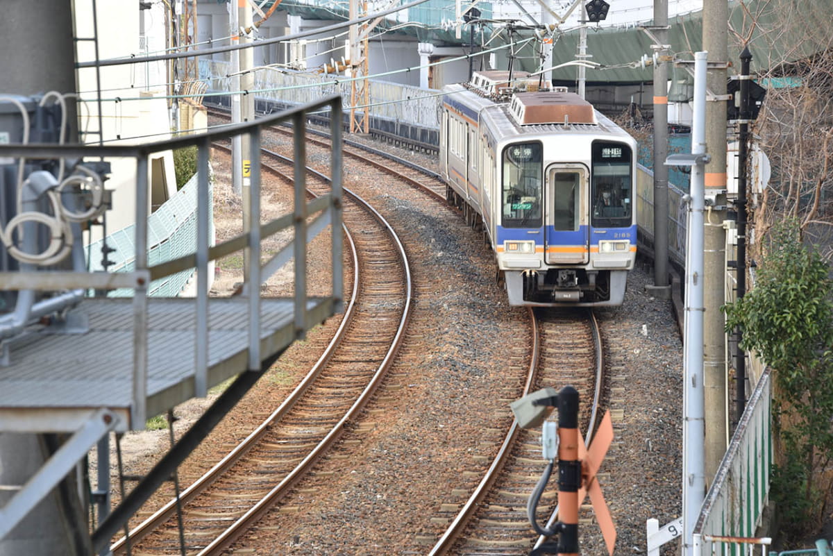 汐見橋線の運行本数はラッシュ時でも多くないが、全区間が複線化されている。芦原町駅-木津川間の歩道橋から撮影