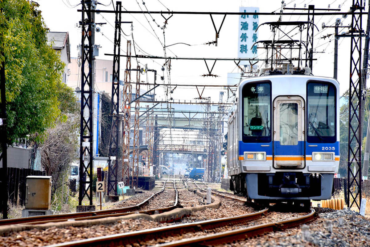 木津川駅-津守駅間を走る電車