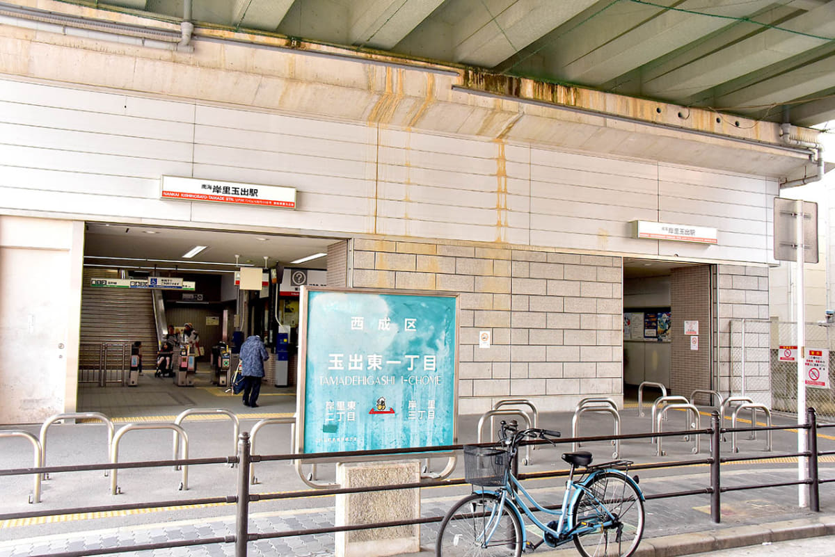 汐見橋線(高野線)と南海本線が交差する岸里玉出駅だが、普通列車のみが停車