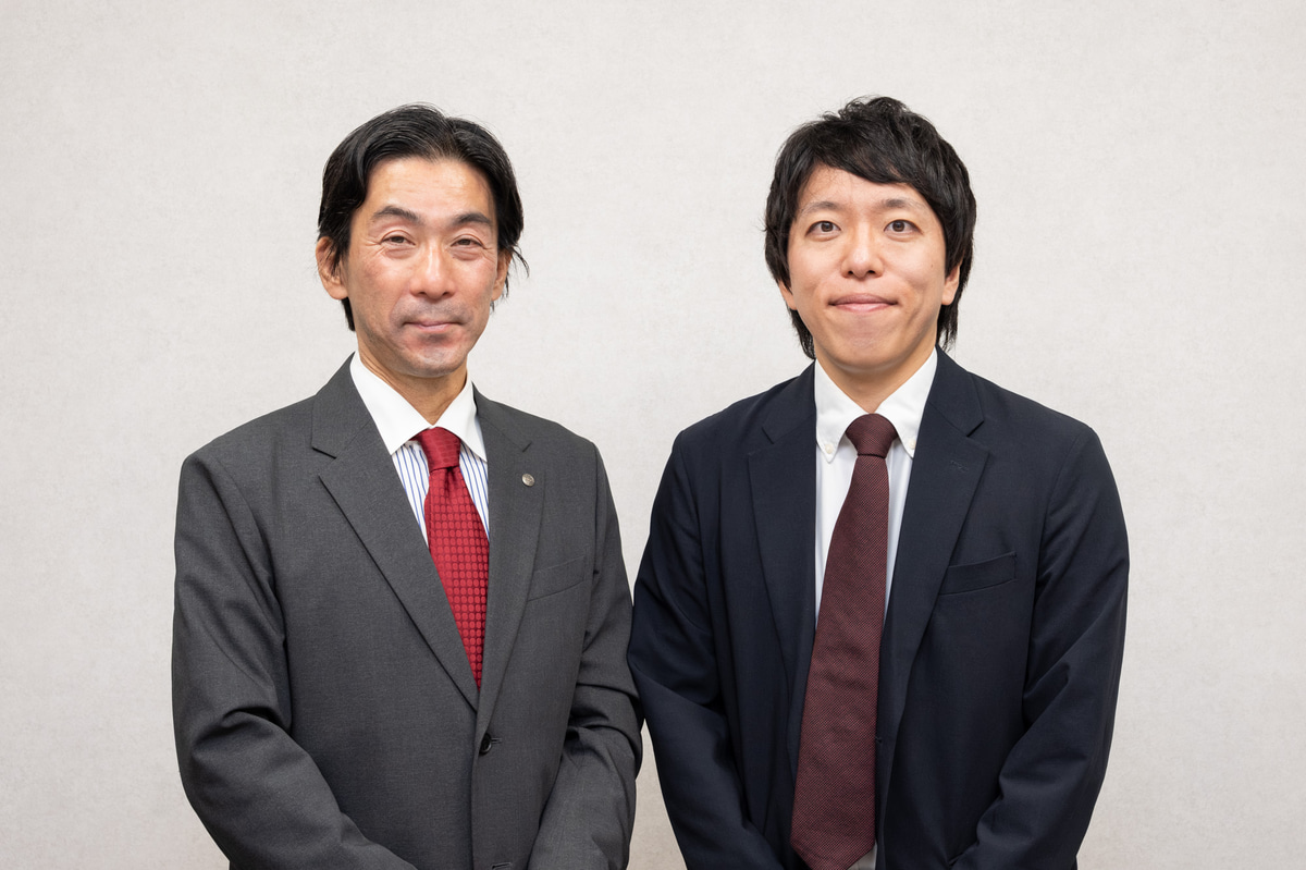カシオ計算機 羽村技術センター 時計事業部 商品企画部の小島一泰氏(左)、黒羽晃洋氏(右)
