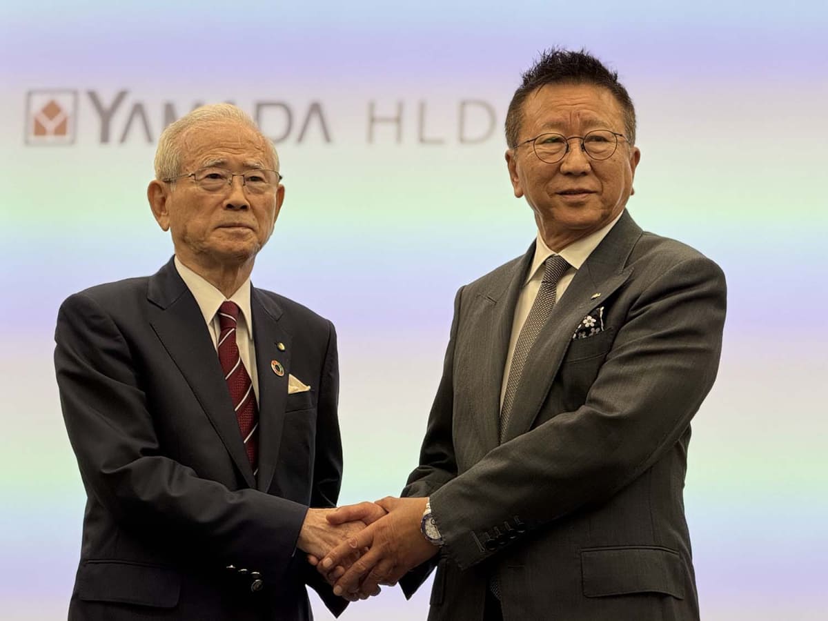 ヤマダホールディングス 山田昇会長(左)とエディオンの久保允誉会長(右)