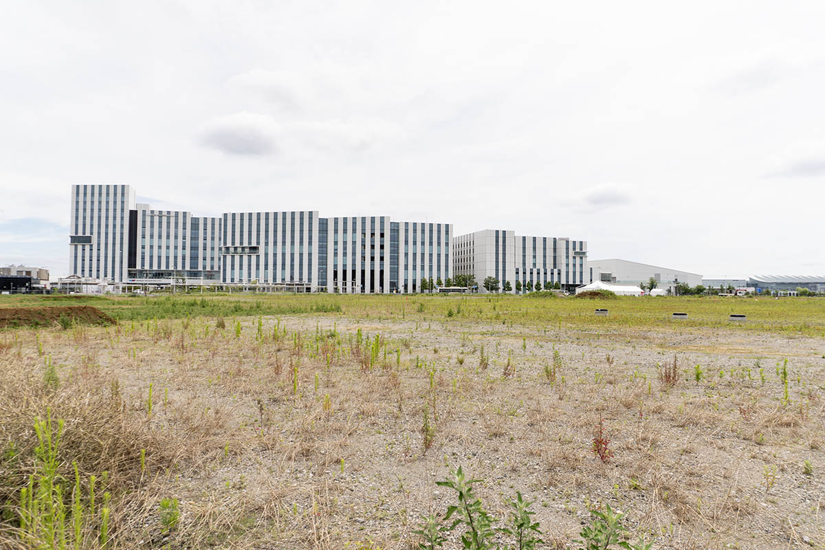 現在は更地の計画地と羽田イノベーションシティ