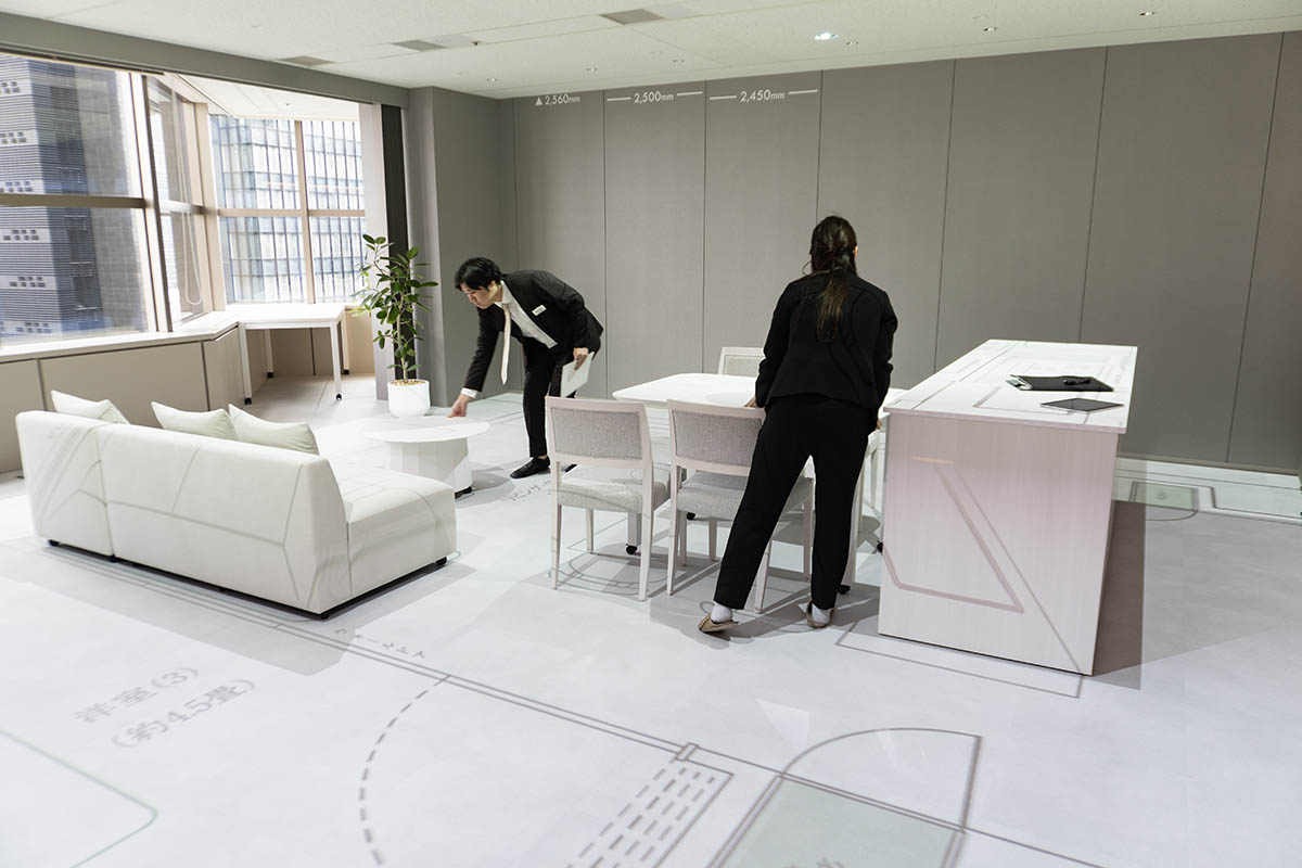 テレビを置く位置なども投影されており、壁際にソファを配置した際のテレビとの距離を確認できるほか、家具を移動してどのようなレイアウトに対応できるかを試せる
