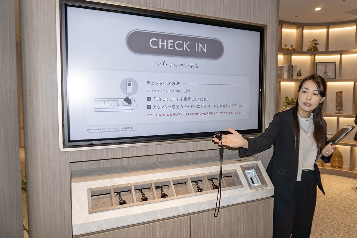 入口でチェックインして案内用スマートウォッチを取り出す