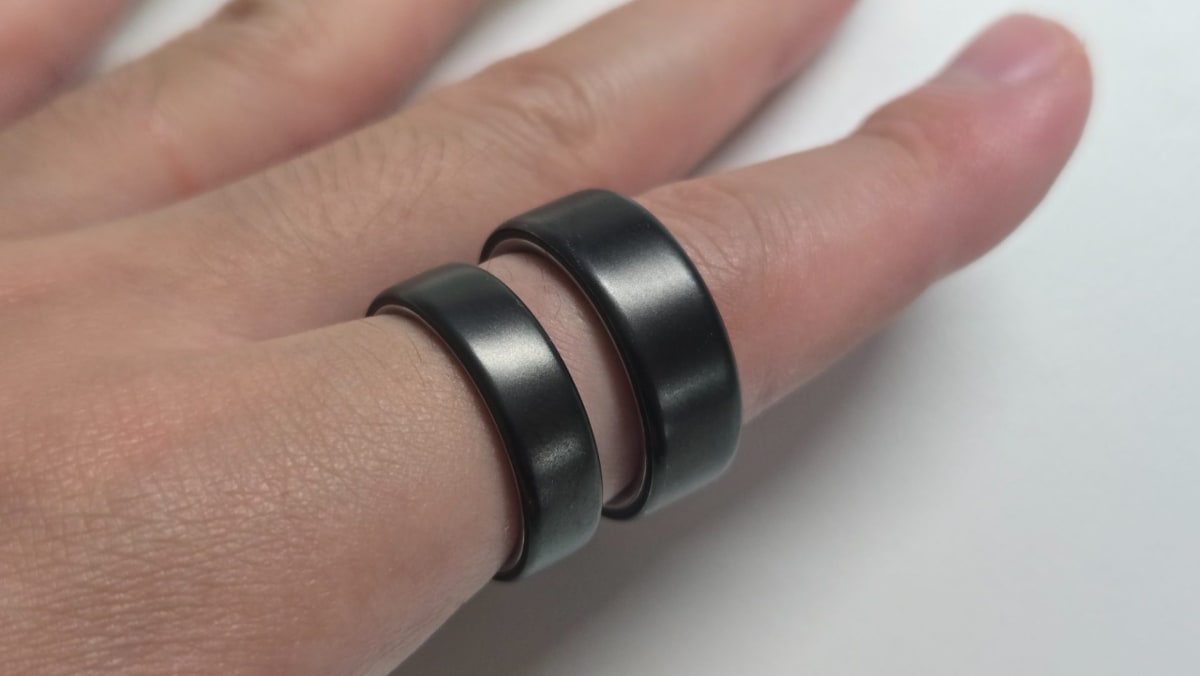 Oura Ring 5(左)とOura Ring 4(右)