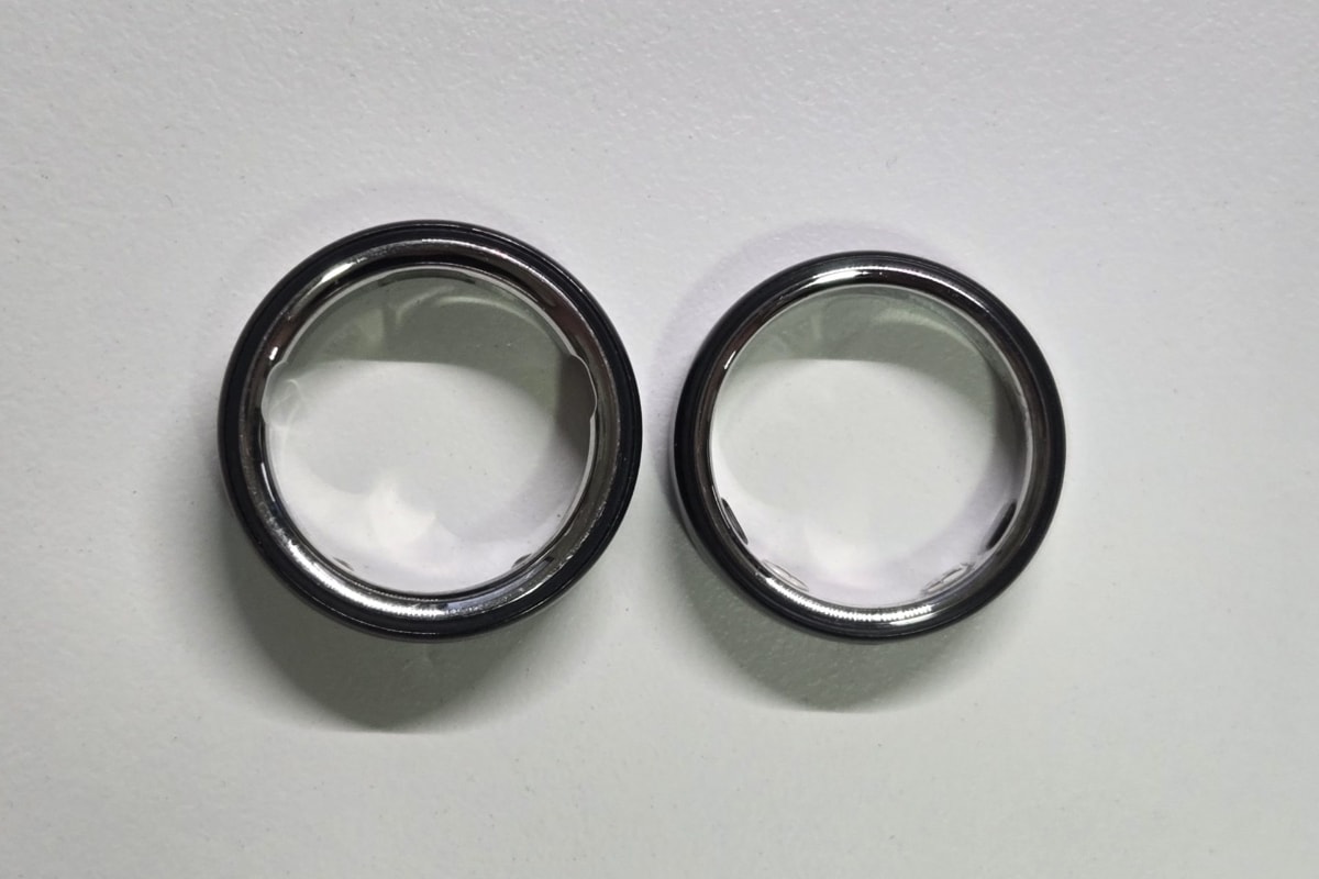 Oura Ring 4(左)、Oura Ring 5(右)。同じサイズでも一回り小さくなっている