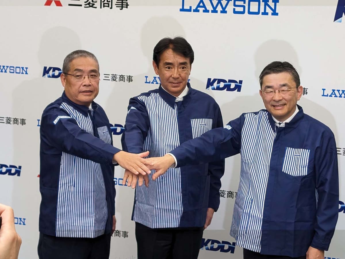 2024年2月に行なわれた三菱商事、ローソン、KDDIの3社による資本業務提携会見での一コマ。左から三菱商事取締役社長兼CEOの中西勝也氏、ローソン代表取締役社長の竹増貞信氏、KDDI代表取締役社長兼CEOの髙橋誠氏(現、代表取締役会長)