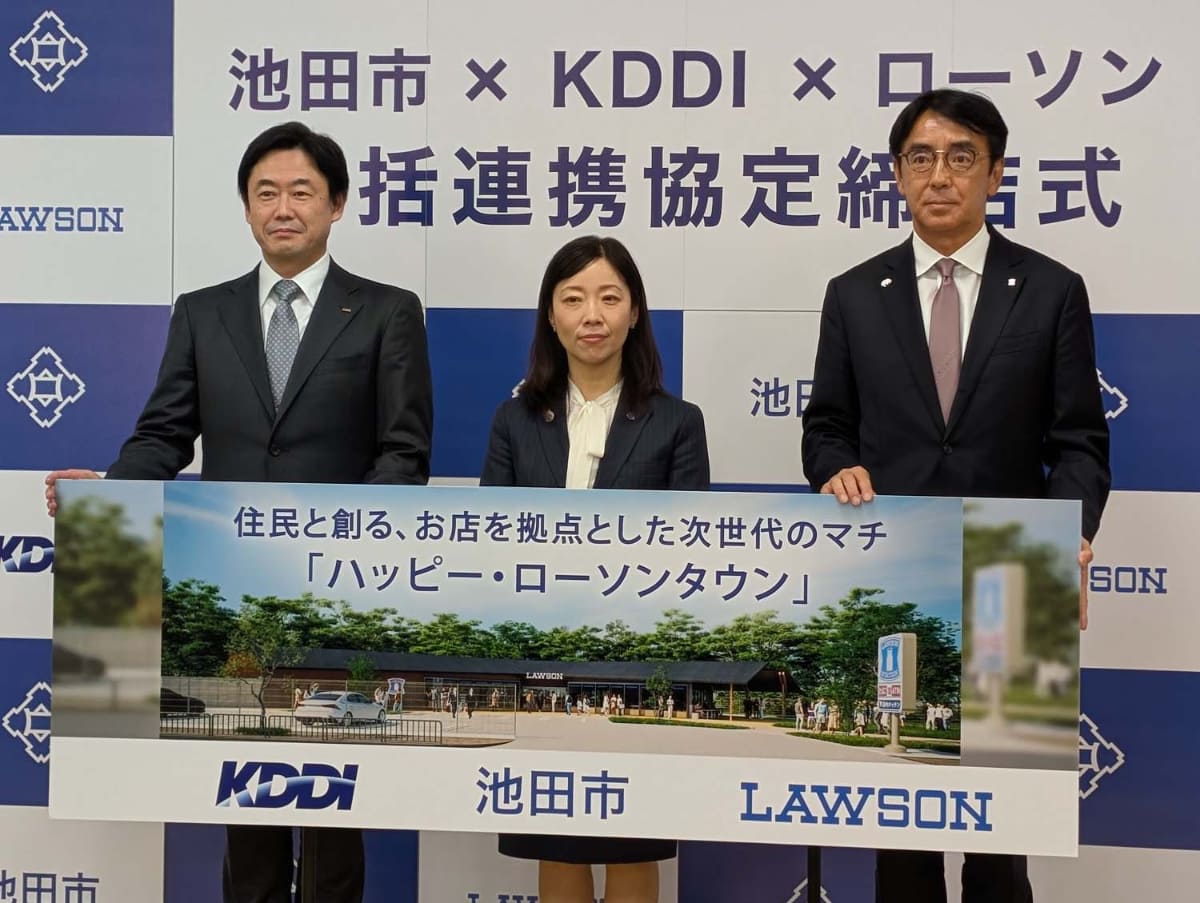 2025年末に行なわれた包括連携協定にて。左からKDDI代表取締役社長CEOの松田浩路氏、池田市長の瀧澤智子氏、ローソン社長の竹増氏