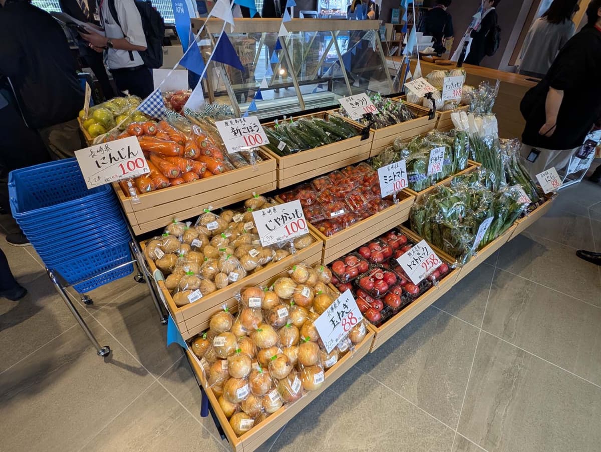店舗の正面入り口に入ってまず目につくのが野菜の販売コーナー。左隣には阪急デリカのパン販売コーナーがある
