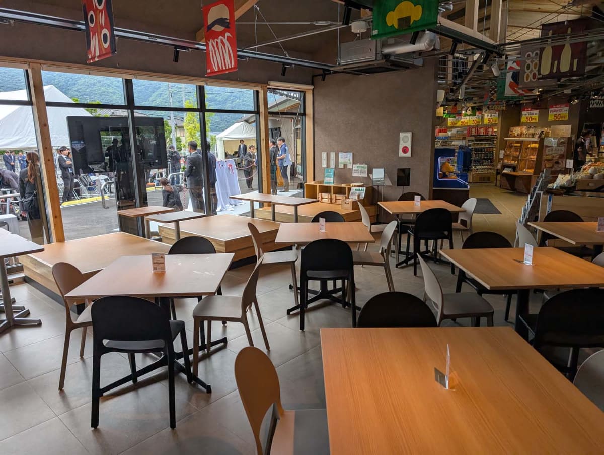 池田伏尾台店の特徴の1つはこの広いコミュニティスペース。夜遅くまで利用できる
