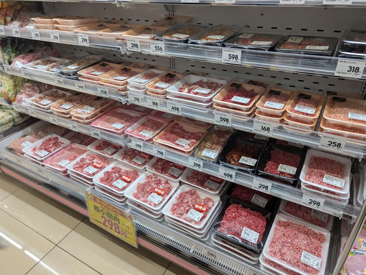 精肉コーナーには大口から小分けまで複数種類の肉が陳列されている