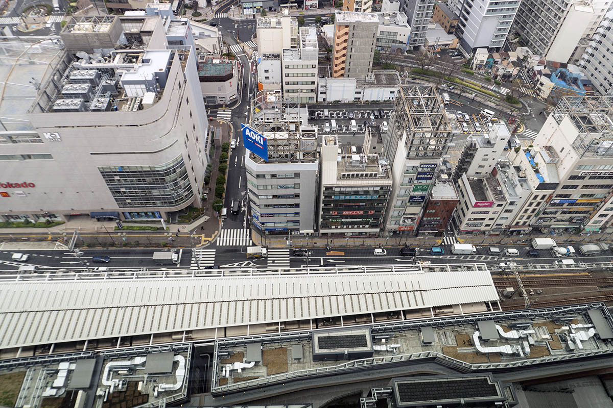 大井町トラックス高層階から見た東急大井町線(写真下部)と地区南側(3月19日撮影)