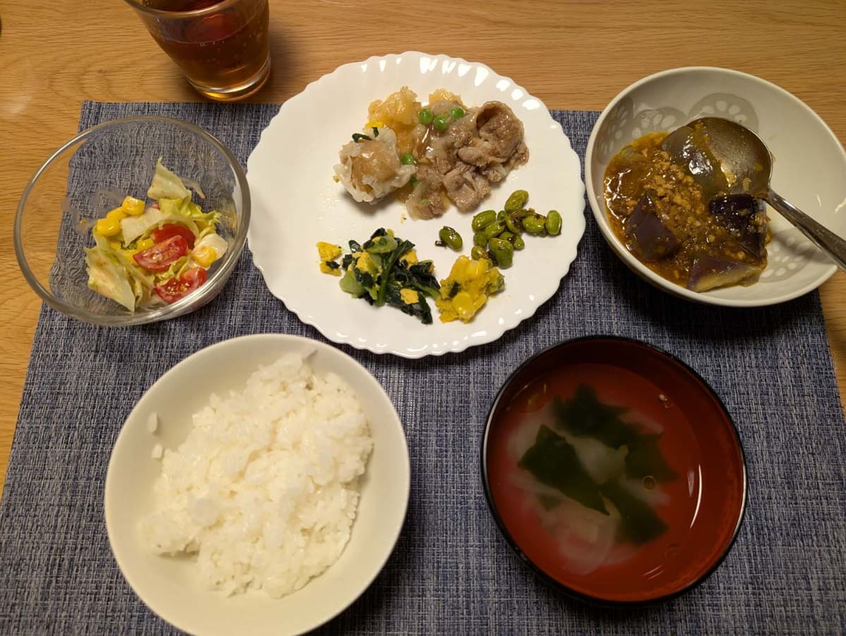 とある日のナッシュ定食　メインも副菜もバラエティに富んでいる