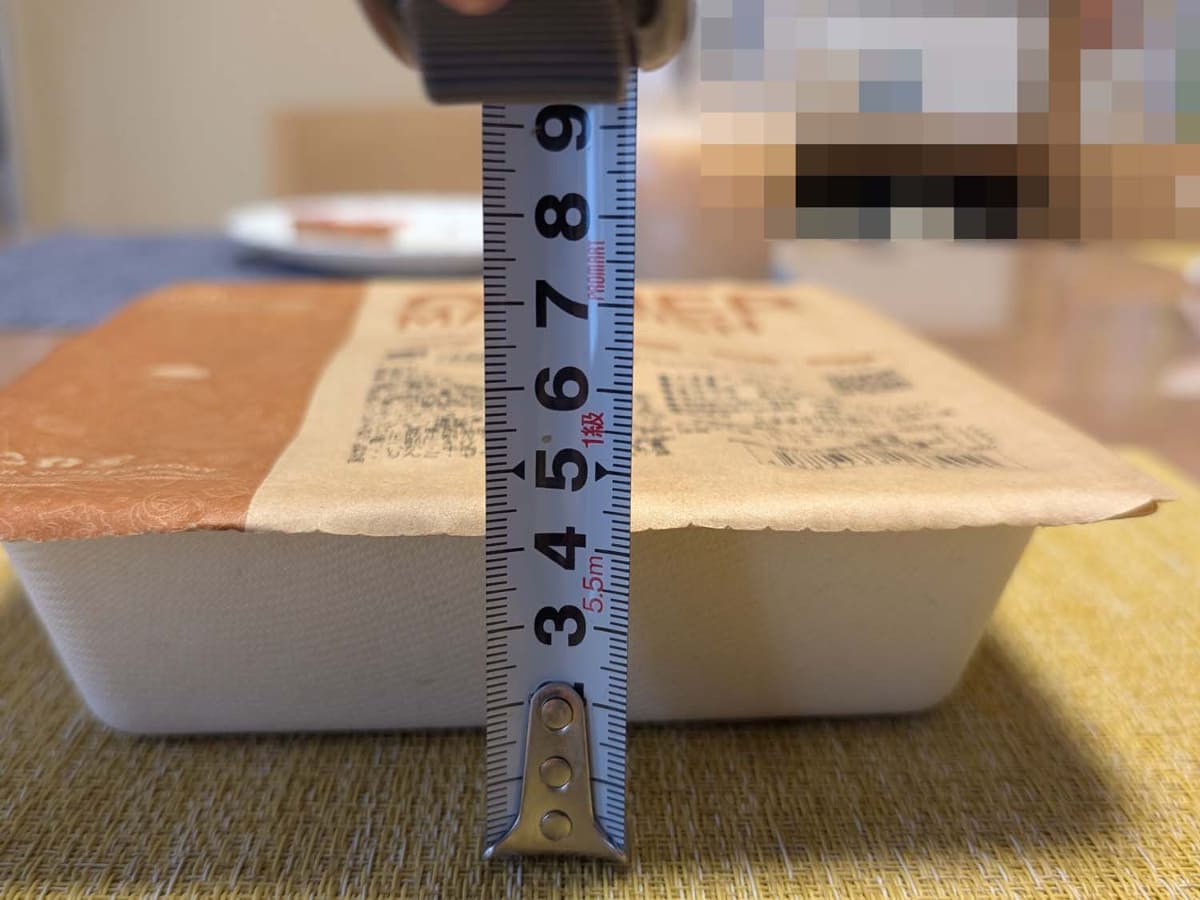 タテ16.5cm×ヨコ18cm×高さ4.5cm　紙製トレイなのですべて燃えるゴミで処分できるのもグッド