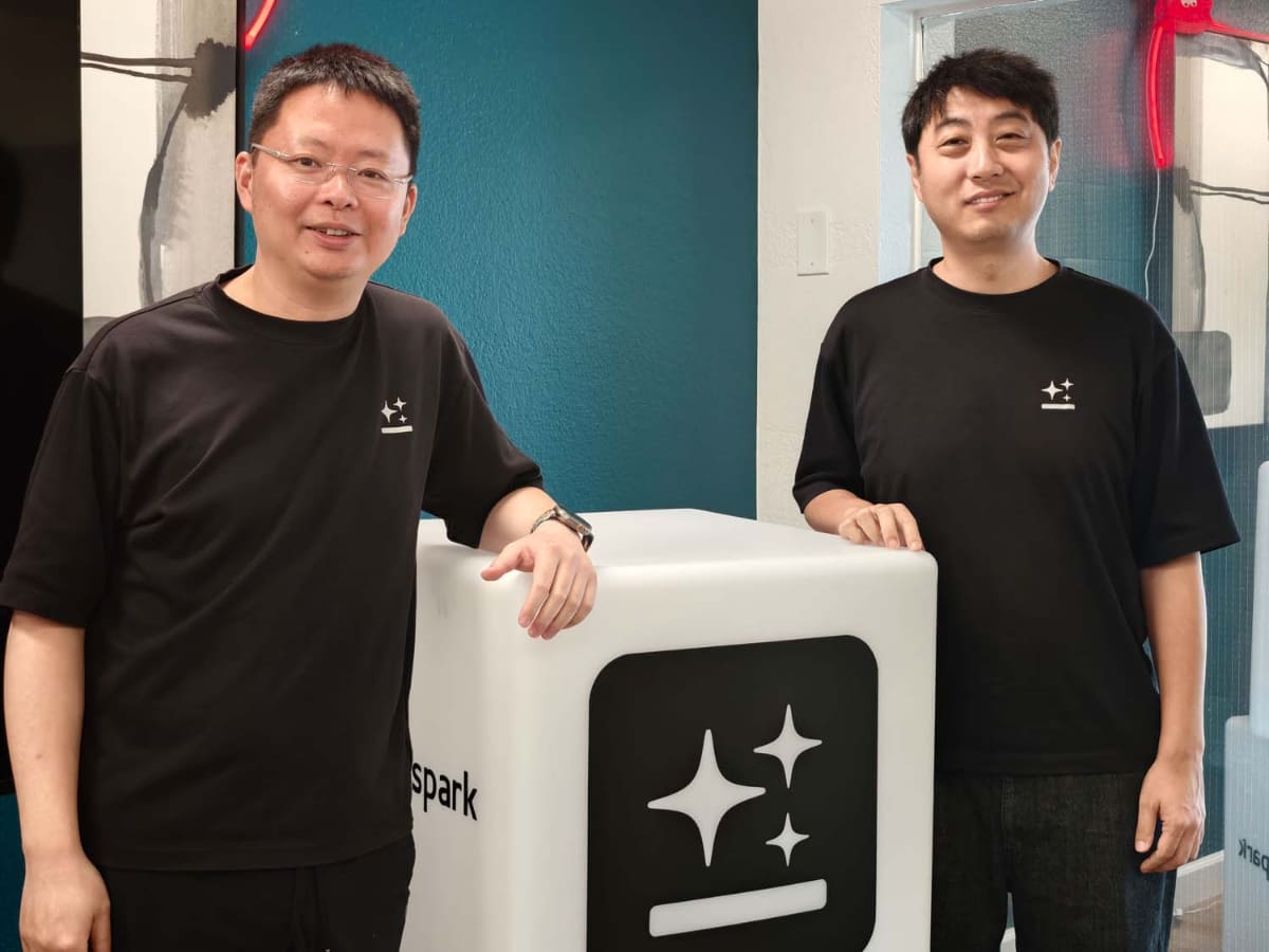 Genspark創業者でCEOのエリック・ジン氏(右)と、CTOのカイ・ジュー氏(左)