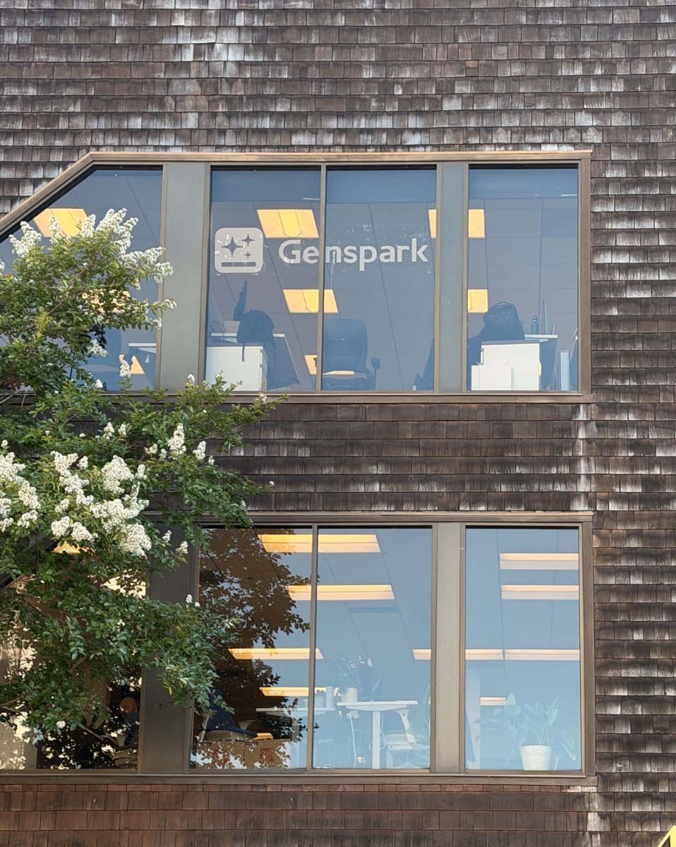 Genspark本社。複数の企業が入る、小規模なビルの1フロアのみ。写真だと、上のロゴのあるフロアだけだ