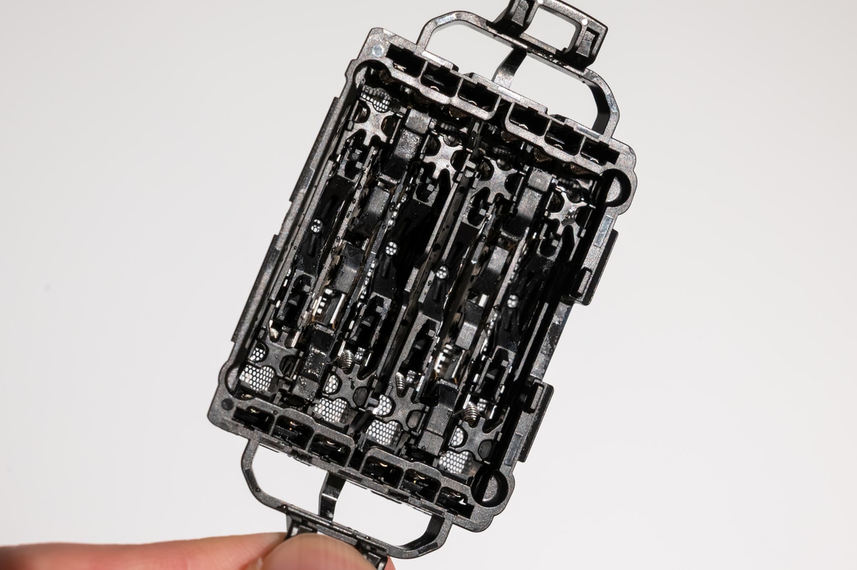 時計のブレスレットやメガネ向けとして、頑固な汚れを落とす専用洗浄液(別売り)も用意されています