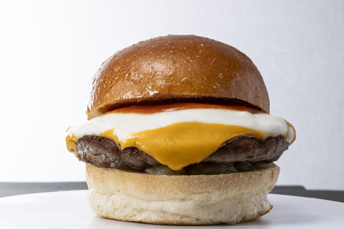「MOSHチーズバーガー」(980円)