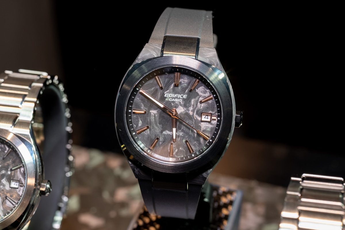 EFK-200XPB-1AJF、ダイヤル・ケースにフォージドカーボン