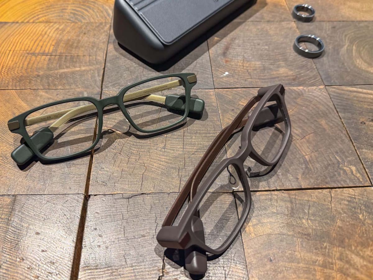 Even G2実機。右奥に写っているのは、操作用の「Even R1」(別売)