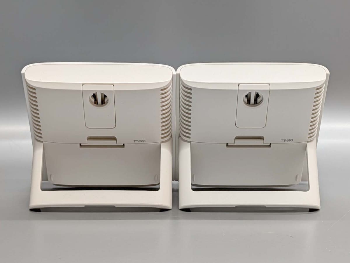 背面デザインは従来モデルと同一。据え置きを基本としつつもフックによる壁掛けにも対応します